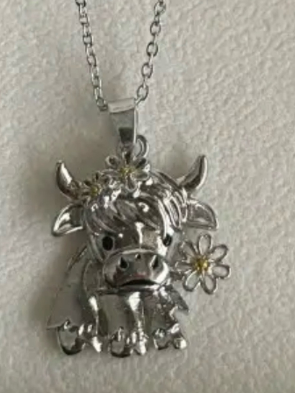 🐄 Silver-Tone Cow Pendant Necklace with Daisy Flower Accents NEW